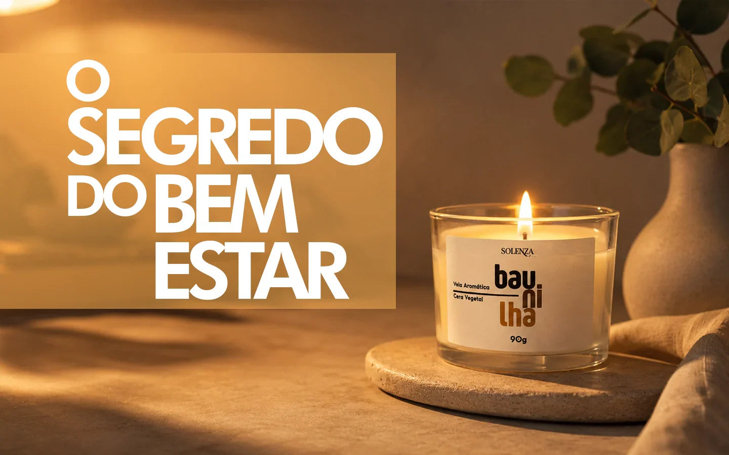 Uma vela aromática artesanal Solenza de cera vegetal acesa, com fragrância de baunilha, em uma base de pedra e linho, criando um ambiente acolhedor e relaxante para um ritual de aromaterapia e bem-estar